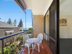 Cobden Court Unit 5 - 2 bedroom unit one street from the beach